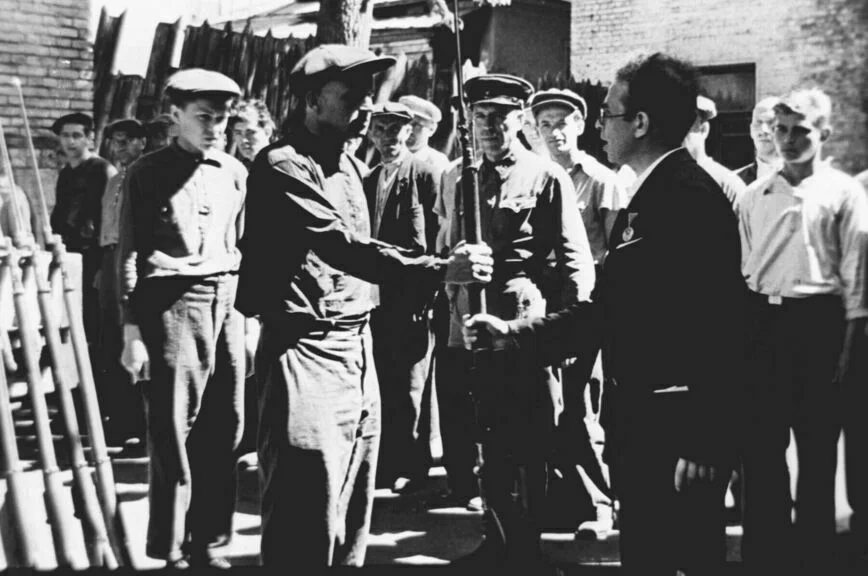 Бойцы народного ополчения получают оружие, июль 1941 года.