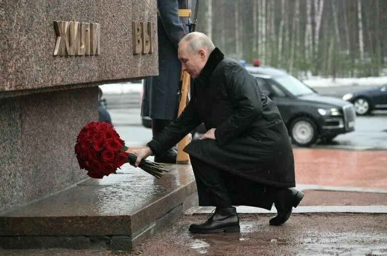 Путин возложил цветы к монументу «Рубежный камень» на Невском пятачке