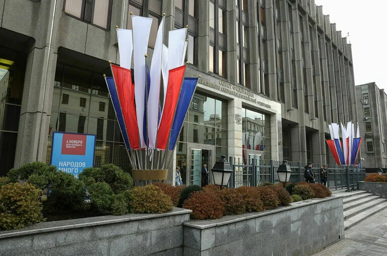Комиссия Совфеда: СМИ должны нести ответственность за вторжение в информпространство