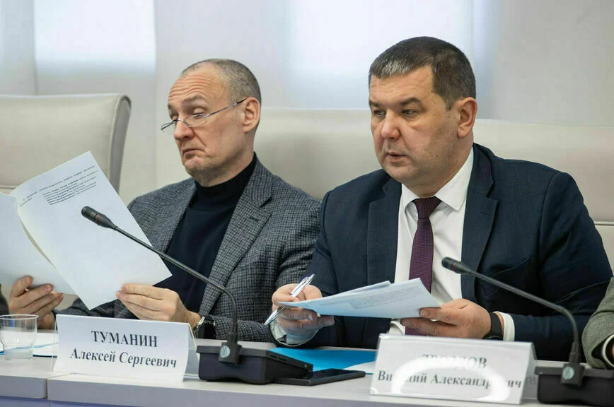 Активное участие в обсуждении приняли депутаты Максим Маркерт (слева) и Алексей Туманин. 
