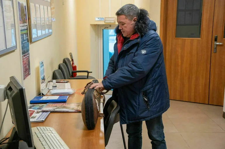 Сергей Ямкин передал свое ружье бойцам СВО