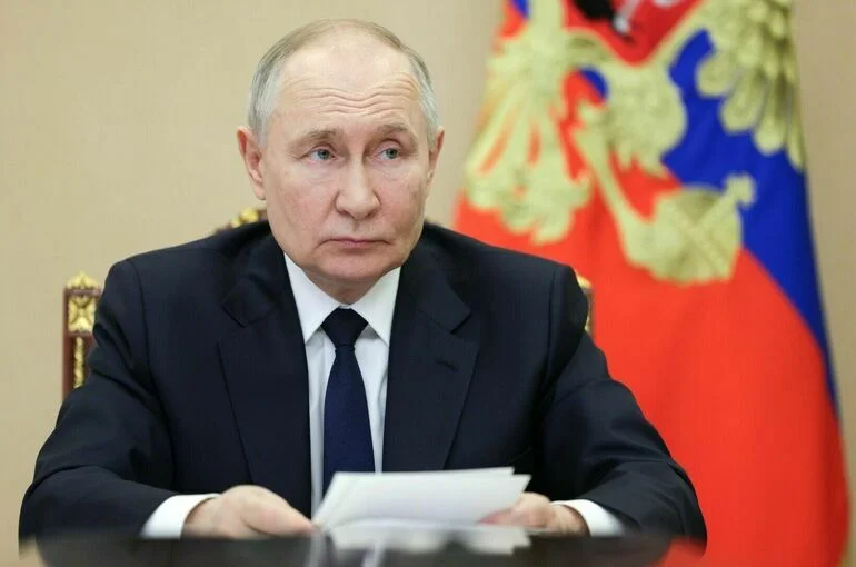 Путин поручил не допустить дефицита учителей в школах