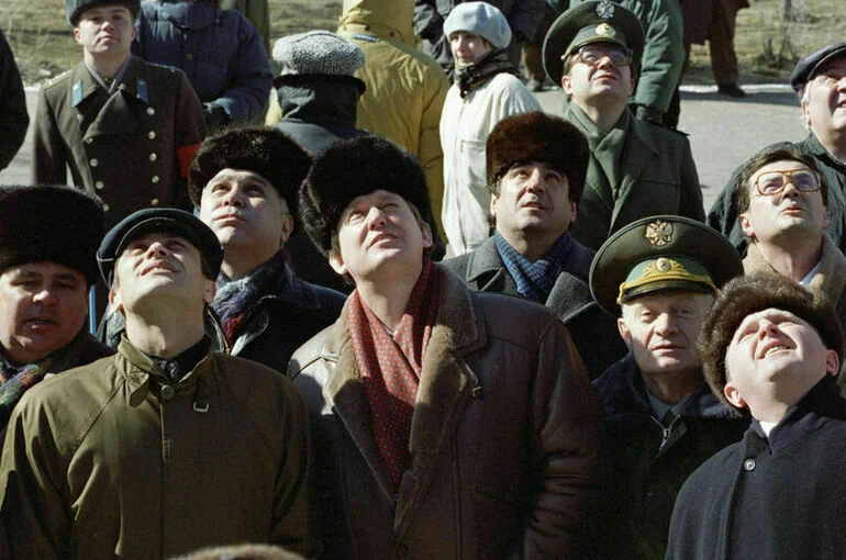 Владимир Шумейко (в центре) наблюдает за запуском космического корабля 