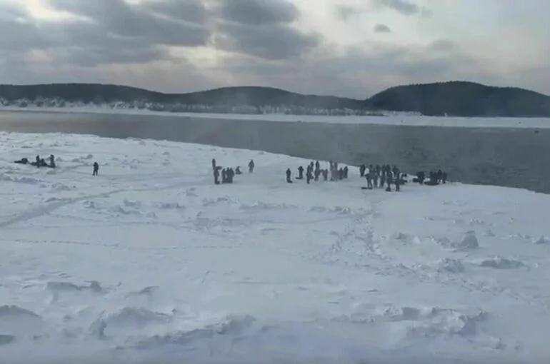 На Сахалине около 300 рыбаков унесло на льдине в Охотское море