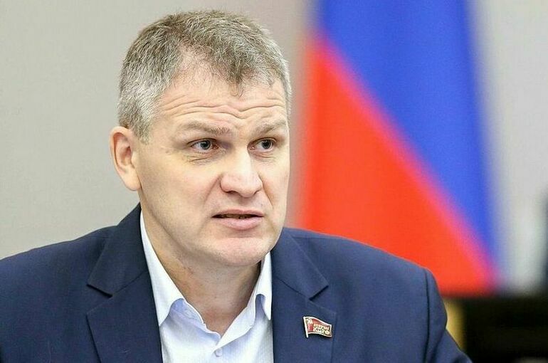 Депутат Куринный предложил запретить рекламу самогонных аппаратов