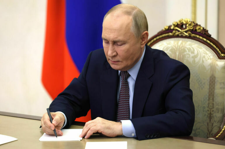 Путин поручил проанализировать нормативную базу по транзиту нефти морскими судами