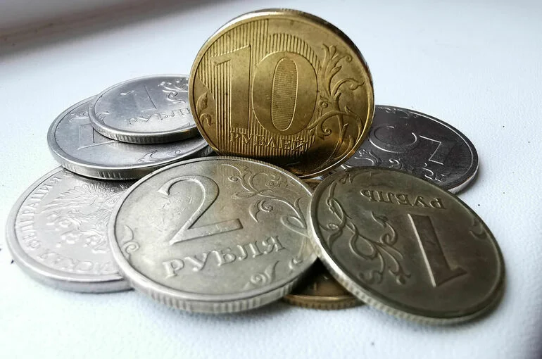 Рубль начал слабо снижаться на фоне сохранения уровня ключевой ставки