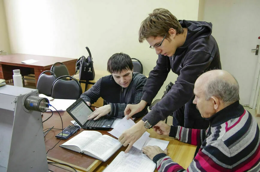 В Госдуме предлагают поднять зарплату преподавателям и сократить бюрократическую нагрузку на них