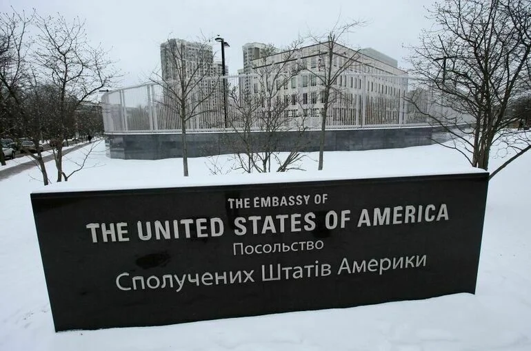 У посольства США в Киеве собрались митингующие