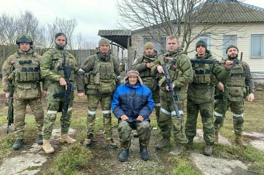 Военнослужащие подразделения Росгвардии с жителем села Курской обл., ветераном Великой Отечественной войны, участвовавшим в операции по форсированию Днепра (Николай Акимович, 100 лет).