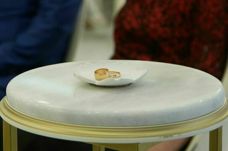 Депутат Горячева предложила упростить механизм смены фамилии при заключении брака