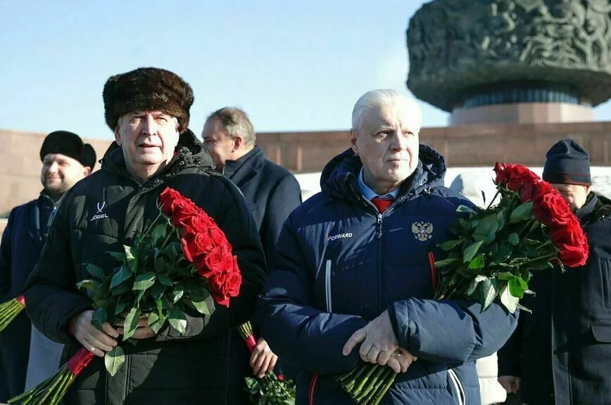 Володин и депутаты возложили цветы к Вечному огню на Поклонной горе