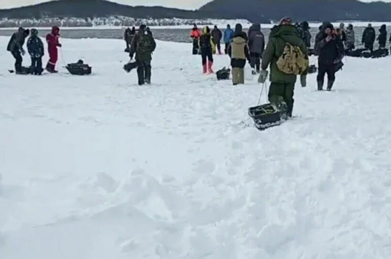 В МЧС сообщили о спасении 170 рыбаков, застрявших на дрейфующей льдине