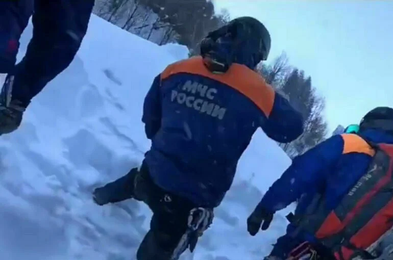 Спасатели нашли погибшего лыжника, попавшего под лавину в горах Сочи