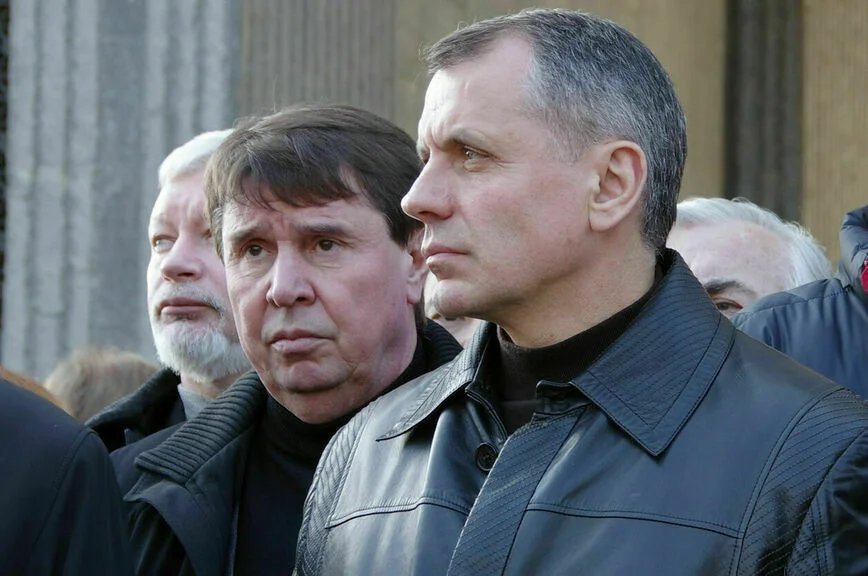 2014 год. Владимир Константинов в том самом плаще, который он пообещал передать в музей Крымской весны.