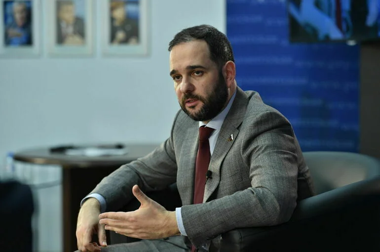 Депутат Мажуга призвал активнее бороться с дефицитом врачей и учителей