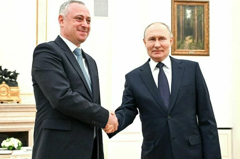 Путин в Кремле поздравил Гунбу с победой на выборах президента Абхазии