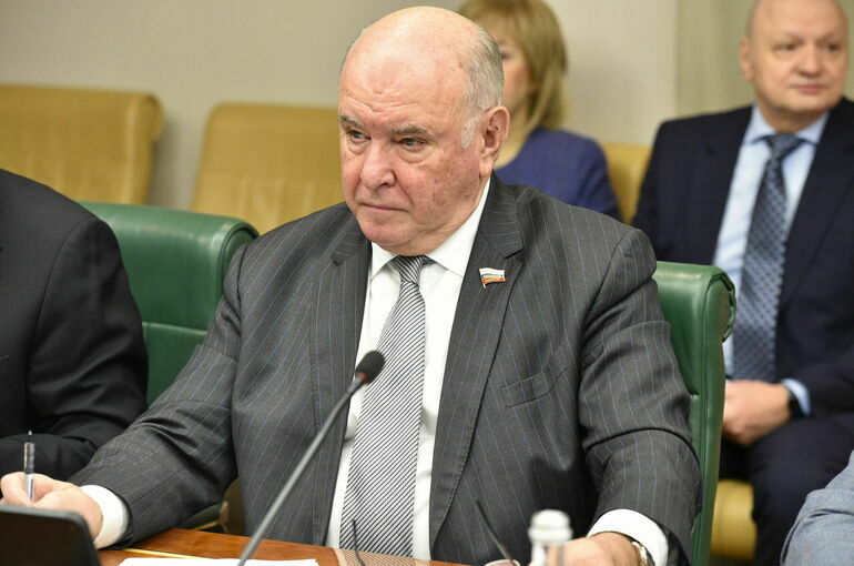 Сенатор Карасин назвал опасной шуткой слова Туска о превосходстве Европы над РФ