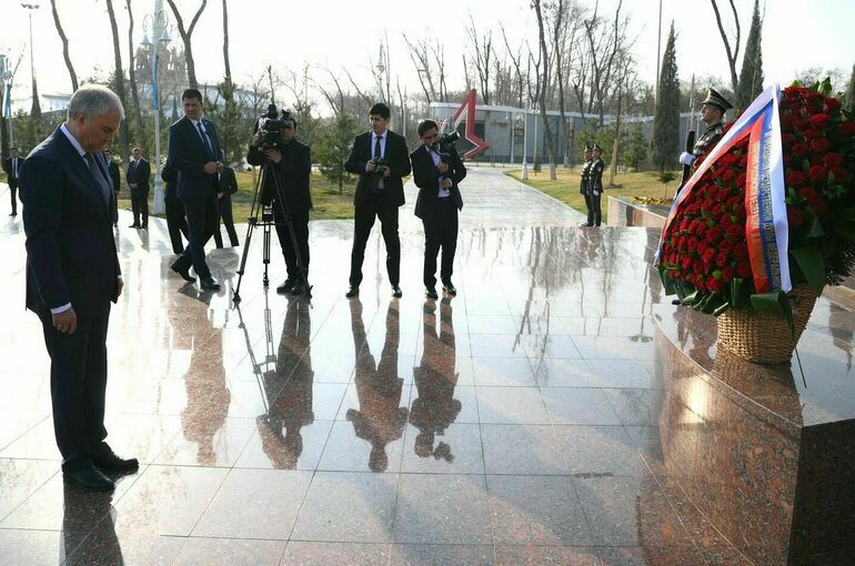 Володин возложил цветы к монументу «Ода стойкости» в Ташкенте
