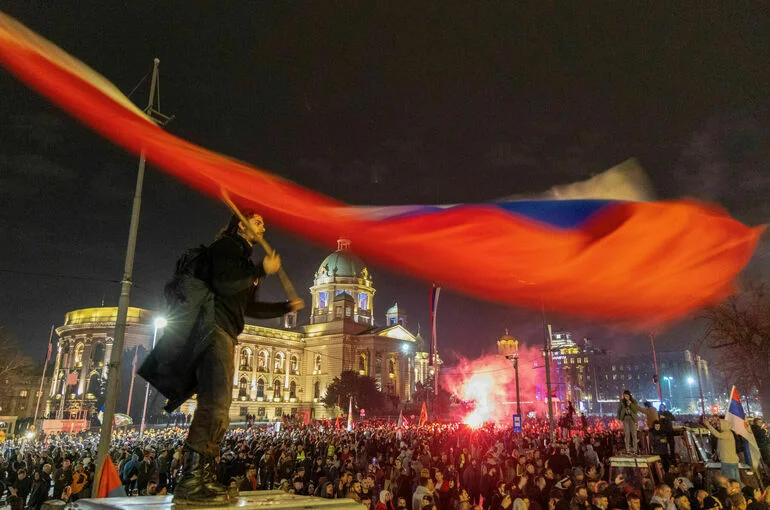 В Белграде машина въехала в толпу протестующих