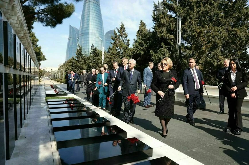 Церемония возложения венка к мемориалу «Вечный огонь».