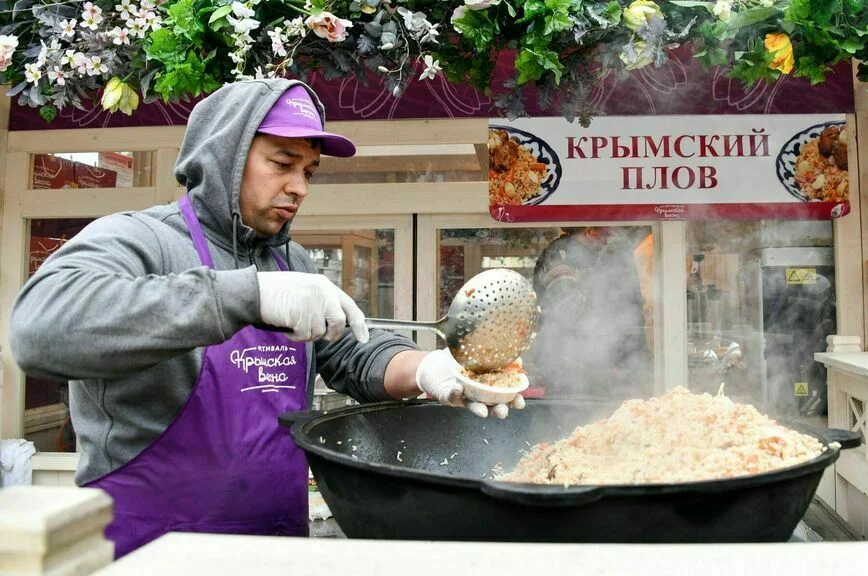 «Крымскую весну» в Москве встретят пловом с мидиями, а Симферополь поздравит телебашня