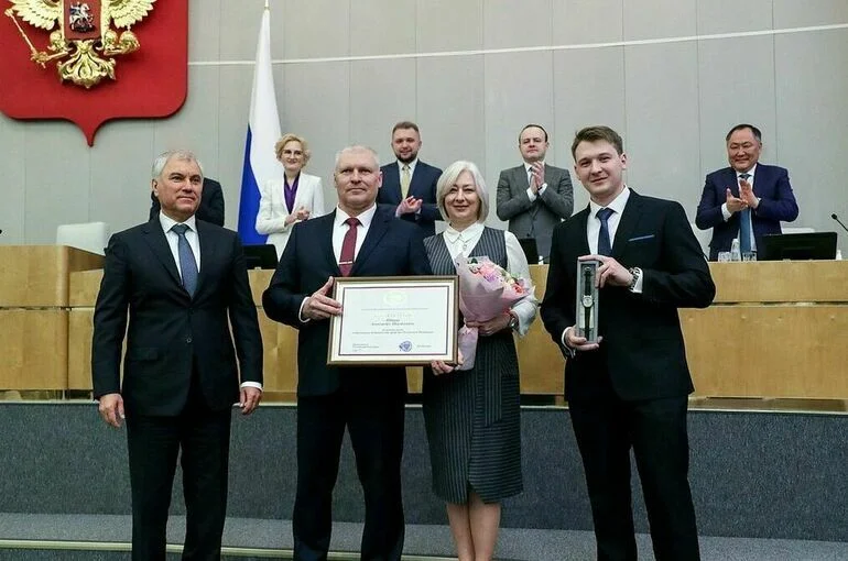 Володин вручил Почетную грамоту Госдумы ветерану, сбившему беспилотник в Подмосковье