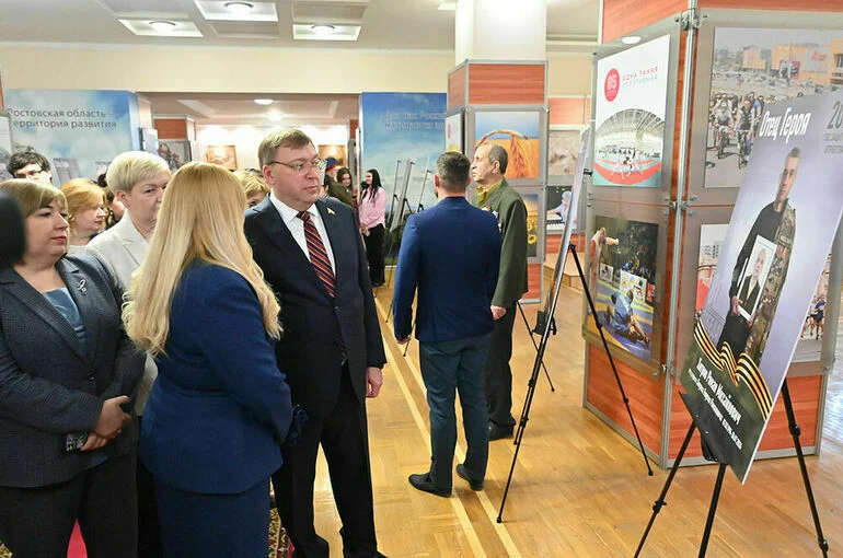 В Заксобрании Ростовской области проходит выставка «Отец Героя»