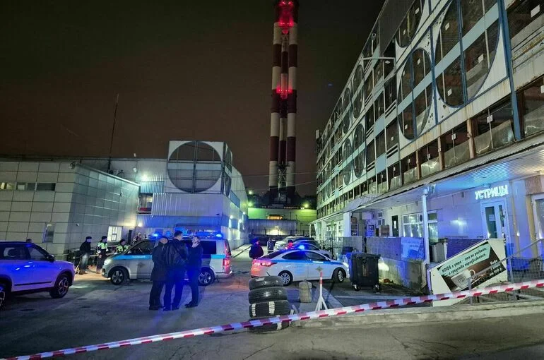 В Москве женщина погибла при падении автомобиля с пятого этажа парковки