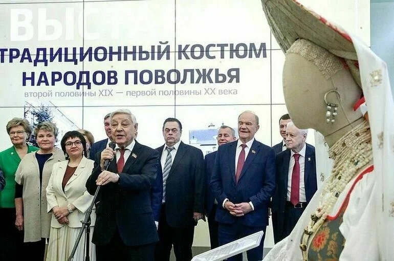 Традиционные костюмы народов Поволжья можно увидеть на выставке в Госдуме