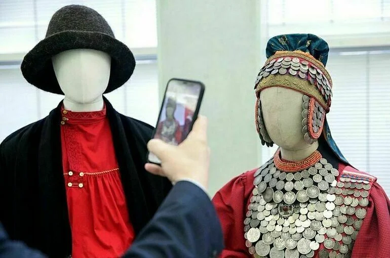 Традиционные костюмы народов Поволжья можно увидеть на выставке в Госдуме