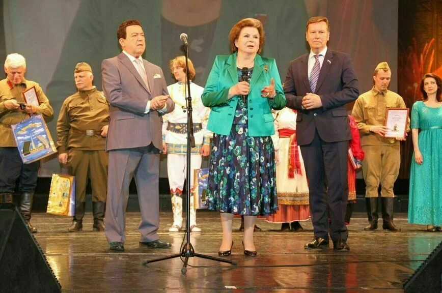 Первое «Добровидение» прошло в 2015 году в Санкт-Петербурге: открывали концерт, пели вмест с залом и награждали лауреатов основатели фестиваля Иосиф Кобзон, Валентина Терешкова и Олег Нилов (слева направо).   