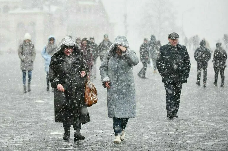 Снег и резкое похолодание: Погода в Москве и Петербурге на выходные