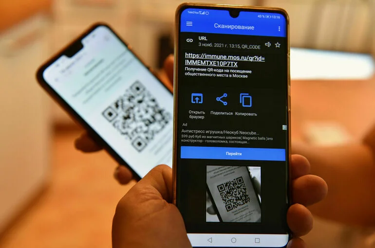 Россиян предупредили о мошенничестве через расклеенные в подъездах QR-коды