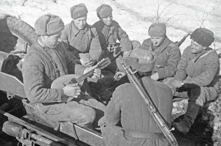 Песни Великой Победы: «На солнечной поляночке»