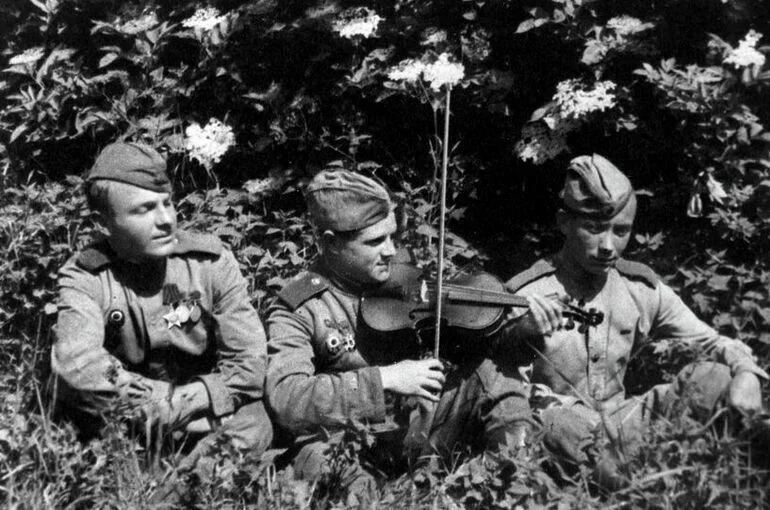 Песни Великой Победы: «На солнечной поляночке»
