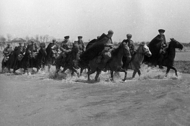 Песни Великой Победы: «Едут, едут по Берлину наши казаки»