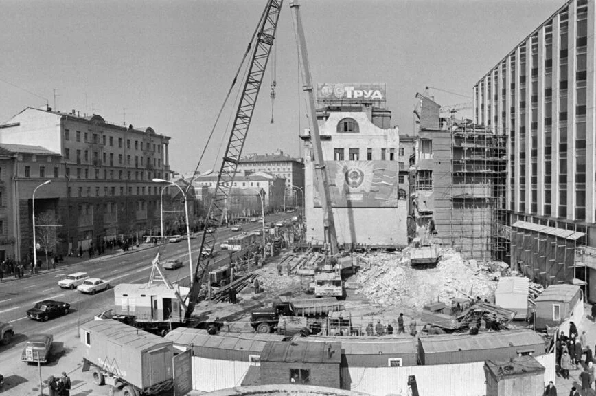 Передвижка здания газеты «Труд» на улице Горького в 1979 году.