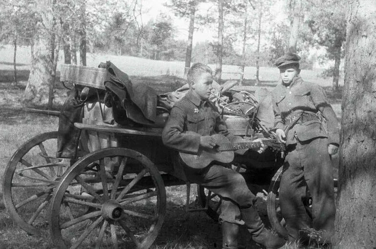 Песни Великой Победы: «Бьется в тесной печурке огонь…»