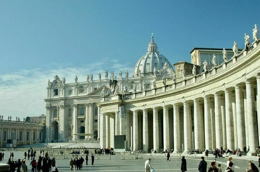 Пламя, слезы и кары отступникам: как будут выбирать нового папу римского
