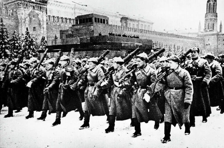 От Мясницкой улицы до Красной площади: история парадов в России