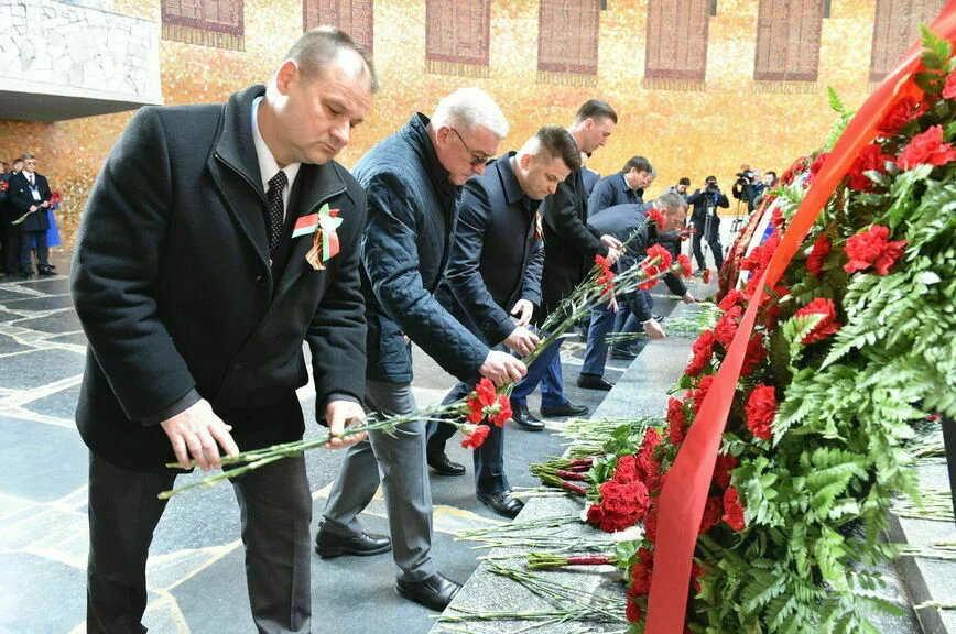 Володин и депутаты Госдумы почтили память защитников Сталинграда
