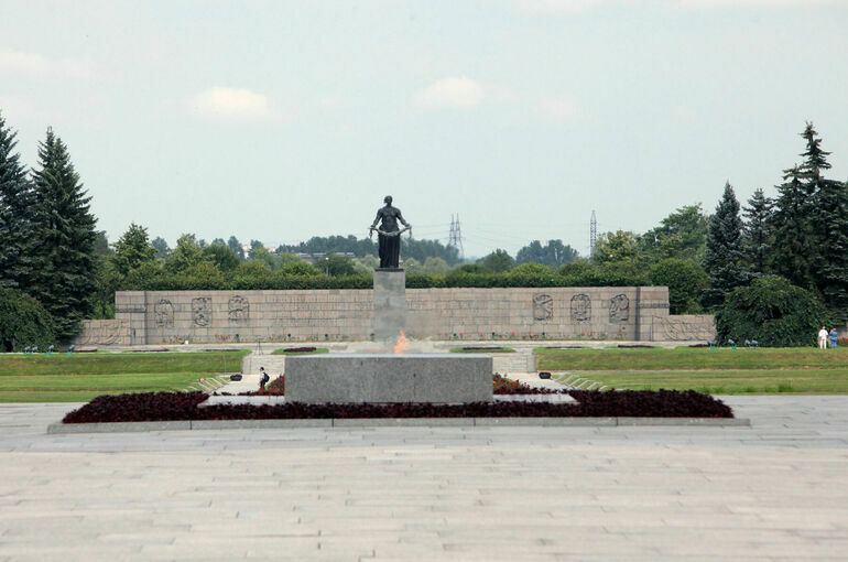 Депутат Занко предложила установить имена всех захороненных на Пискаревском кладбище