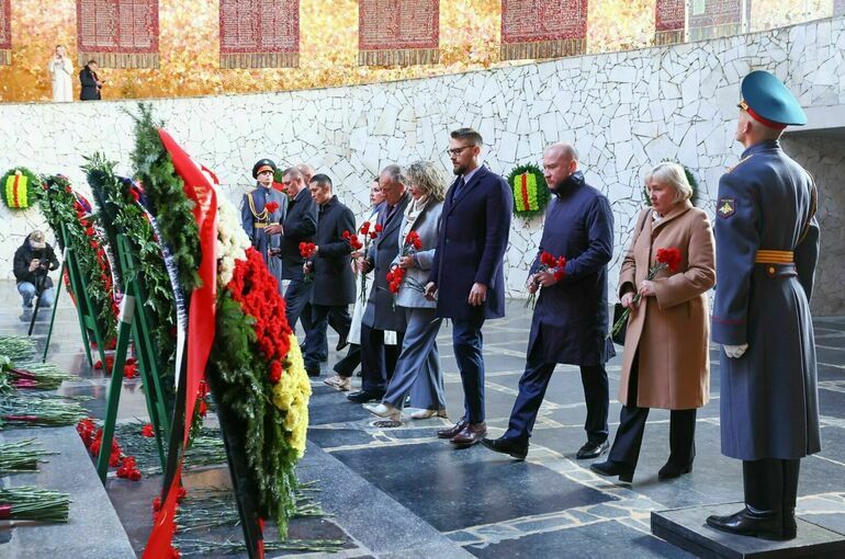 Сенаторы возложили цветы к Вечному огню на Мамаевом кургане
