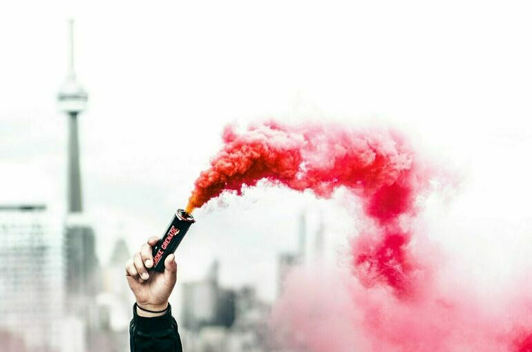 В премьеров Польши и Нидерландов бросили дымовую шашку