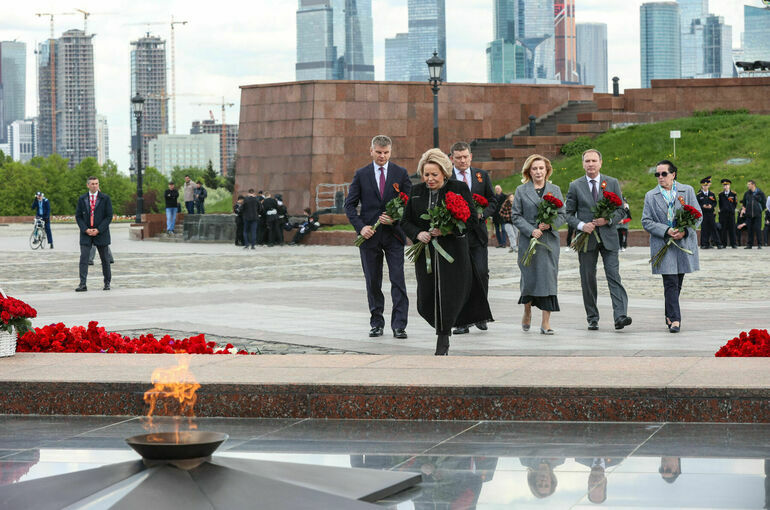 Матвиенко возложила цветы к Вечному огню на Поклонной горе