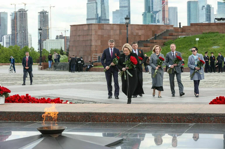 Матвиенко возложила цветы к Вечному огню на Поклонной горе