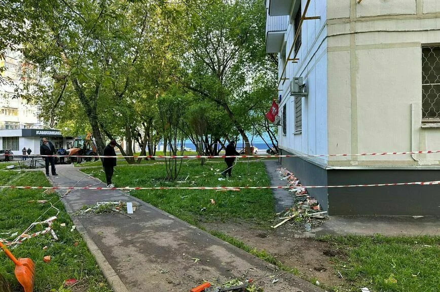 Последствия падения обломков одного из уничтоженных минувшей ночью БПЛА на жилой дом на Каширском шоссе.