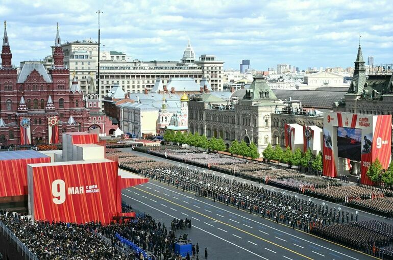 Путин поздравил участников парада и ветеранов с 80-летием Победы