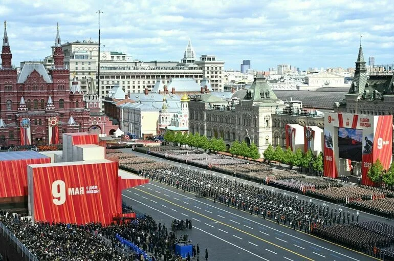 Путин поздравил участников парада и ветеранов с 80-летием Победы